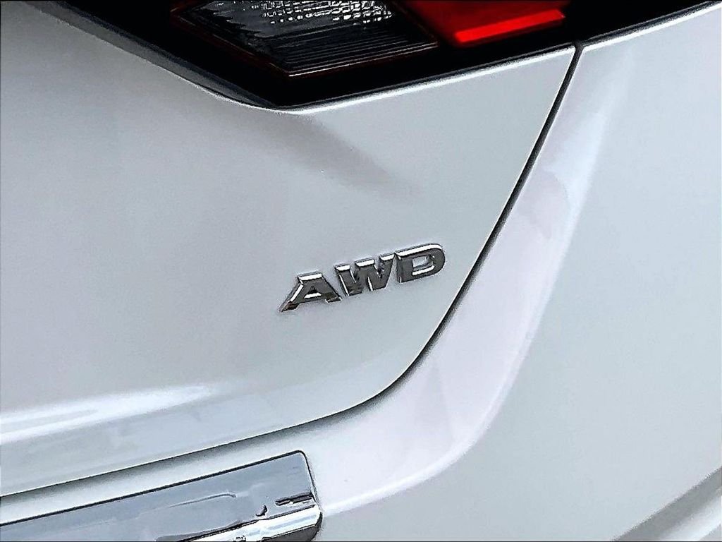 Used 2019 White Nissan 2.5 SL image 29
