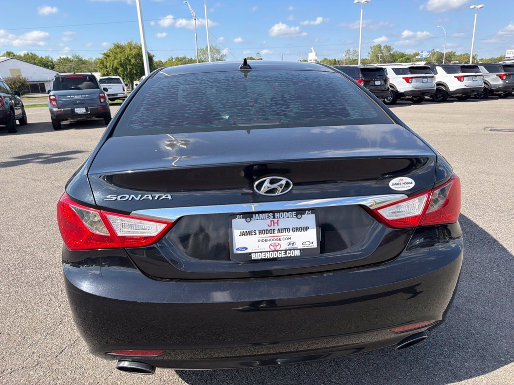 Used 2013 Black Hyundai SE image 7