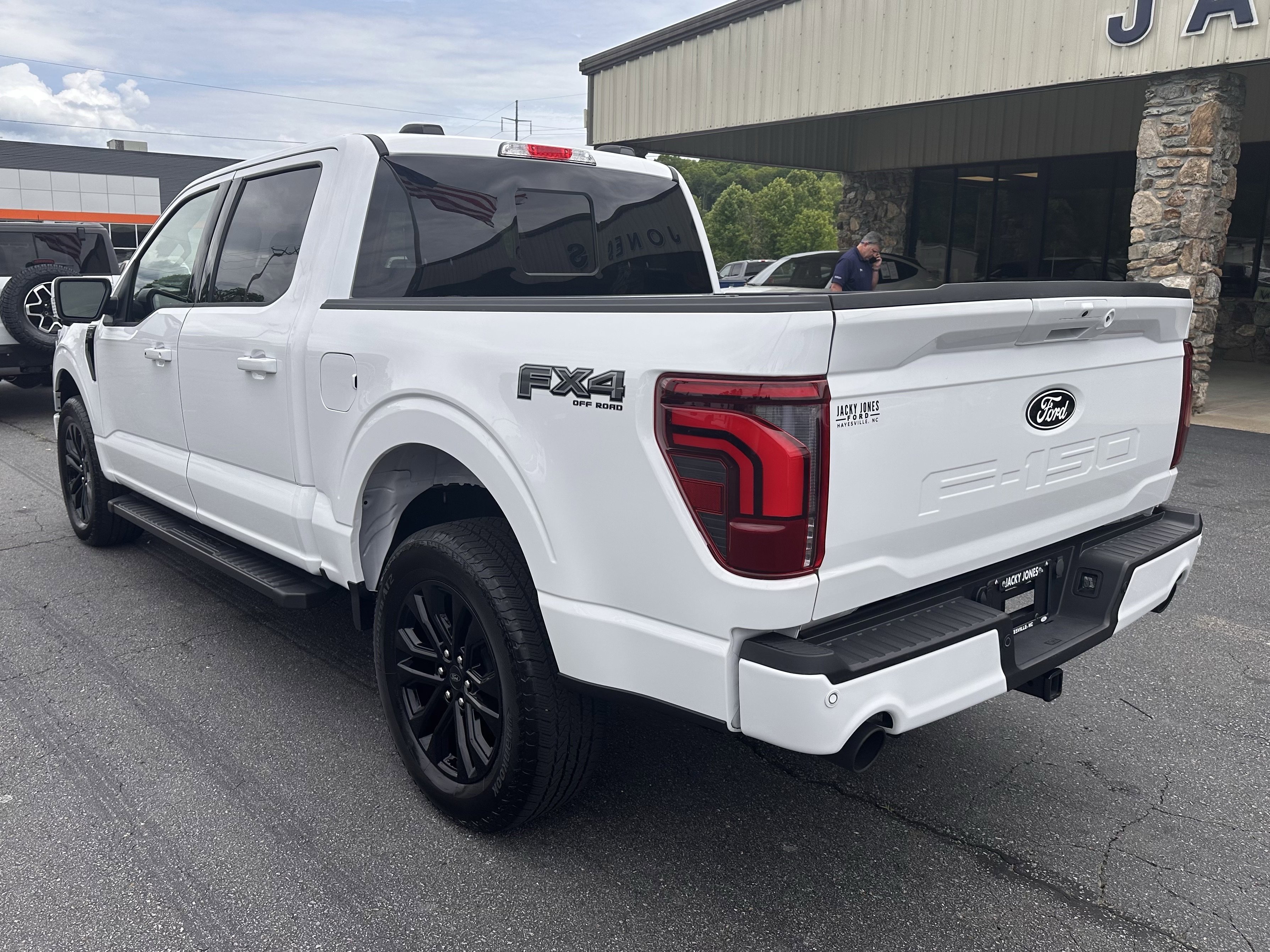 Certified Used 2025 Oxford White Clearcoat Ford LARIAT image 8
