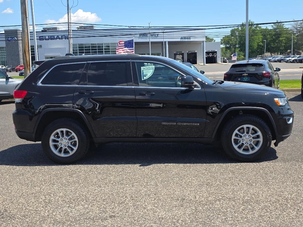Used 2018 Diamond Black Crystal Pearlcoat Jeep Laredo E image 18