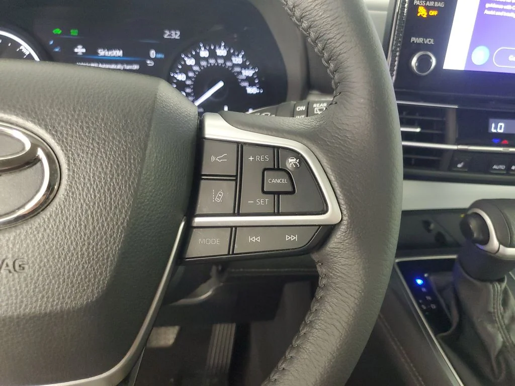 2025 Toyota Sienna XLE - Photo 24