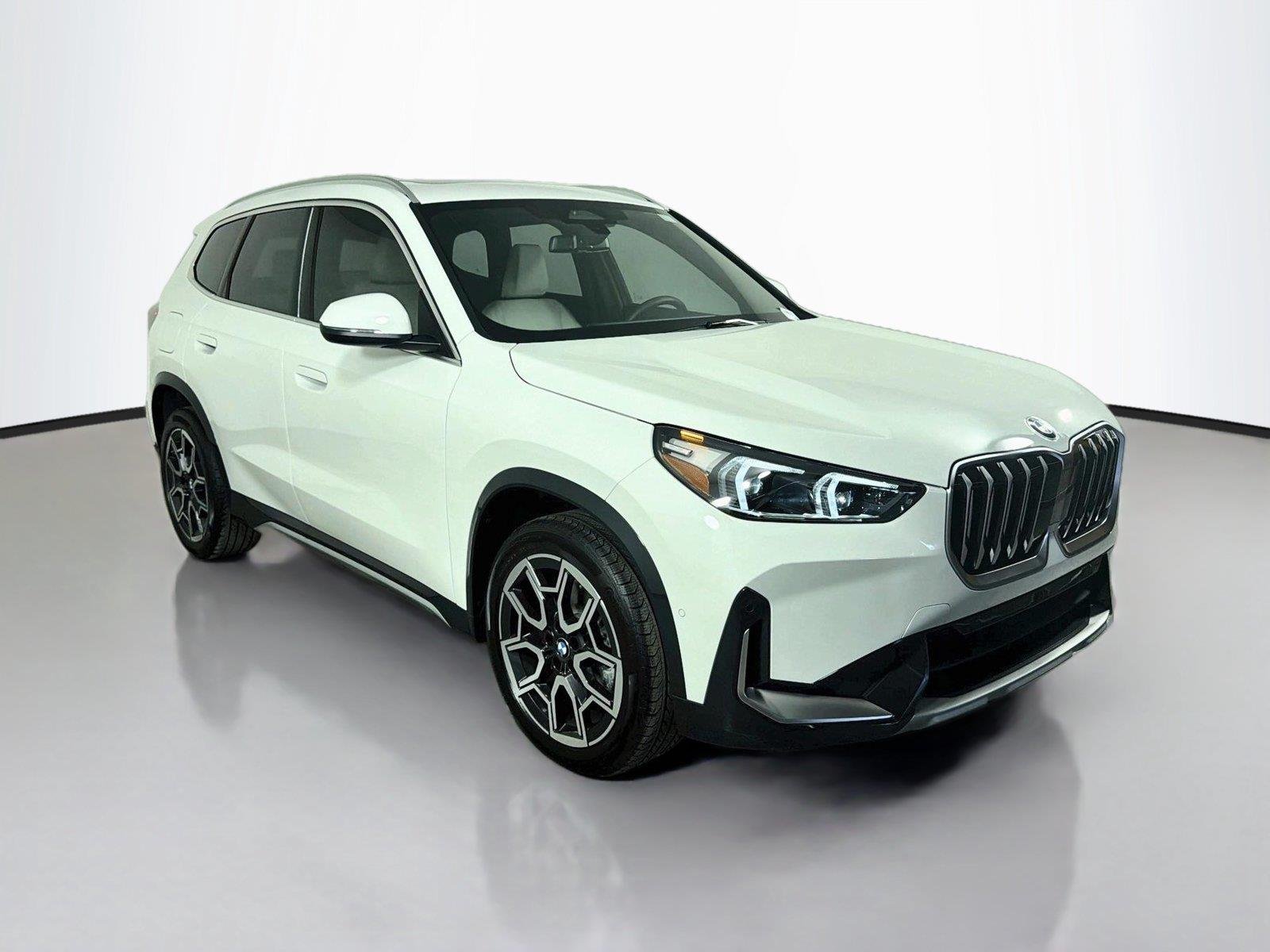 New 2026 Alpine White BMW xDrive28i image 3