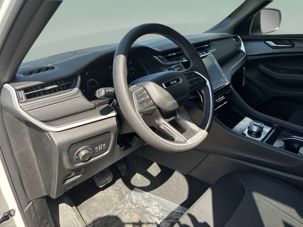 New 2025 Bright White Clear-Coat Exterior Paint Jeep Laredo image 37