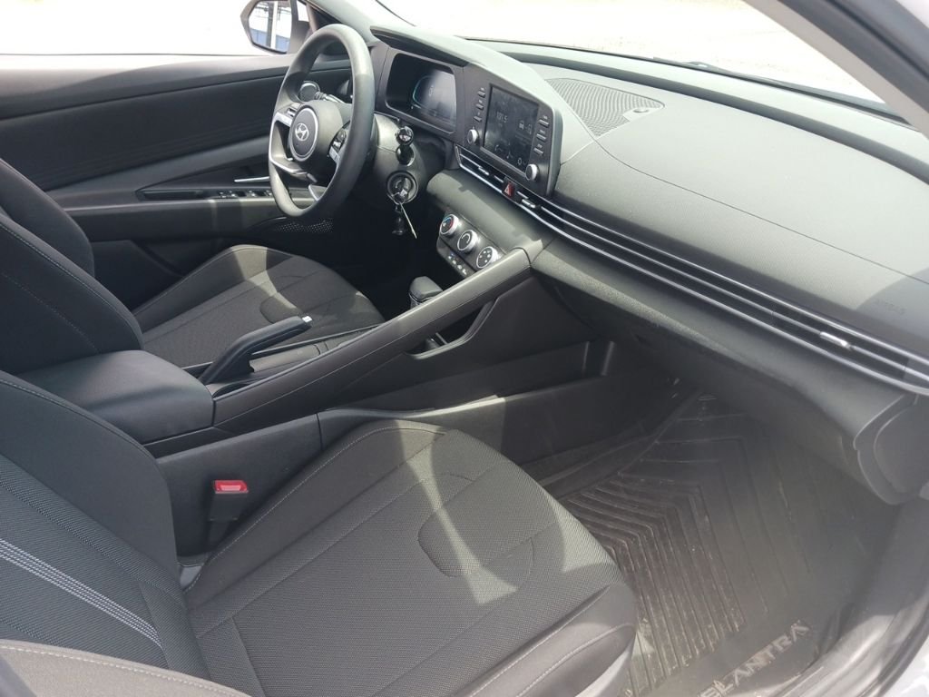 Used 2025 White Hyundai SE image 15