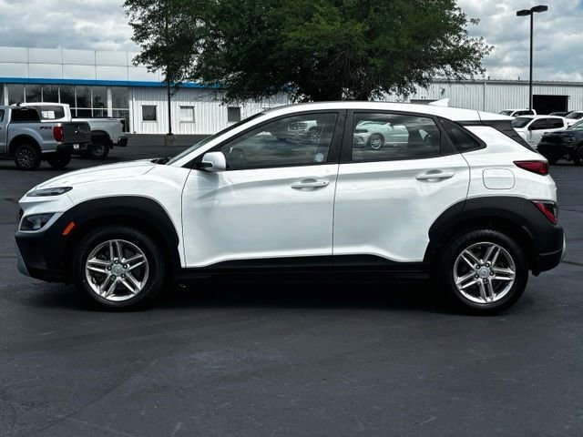 Used 2022 White Hyundai SE image 4