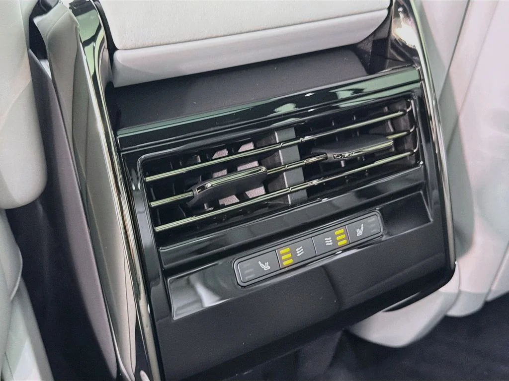 New 2026 Santorini Black Land Rover SE image 27