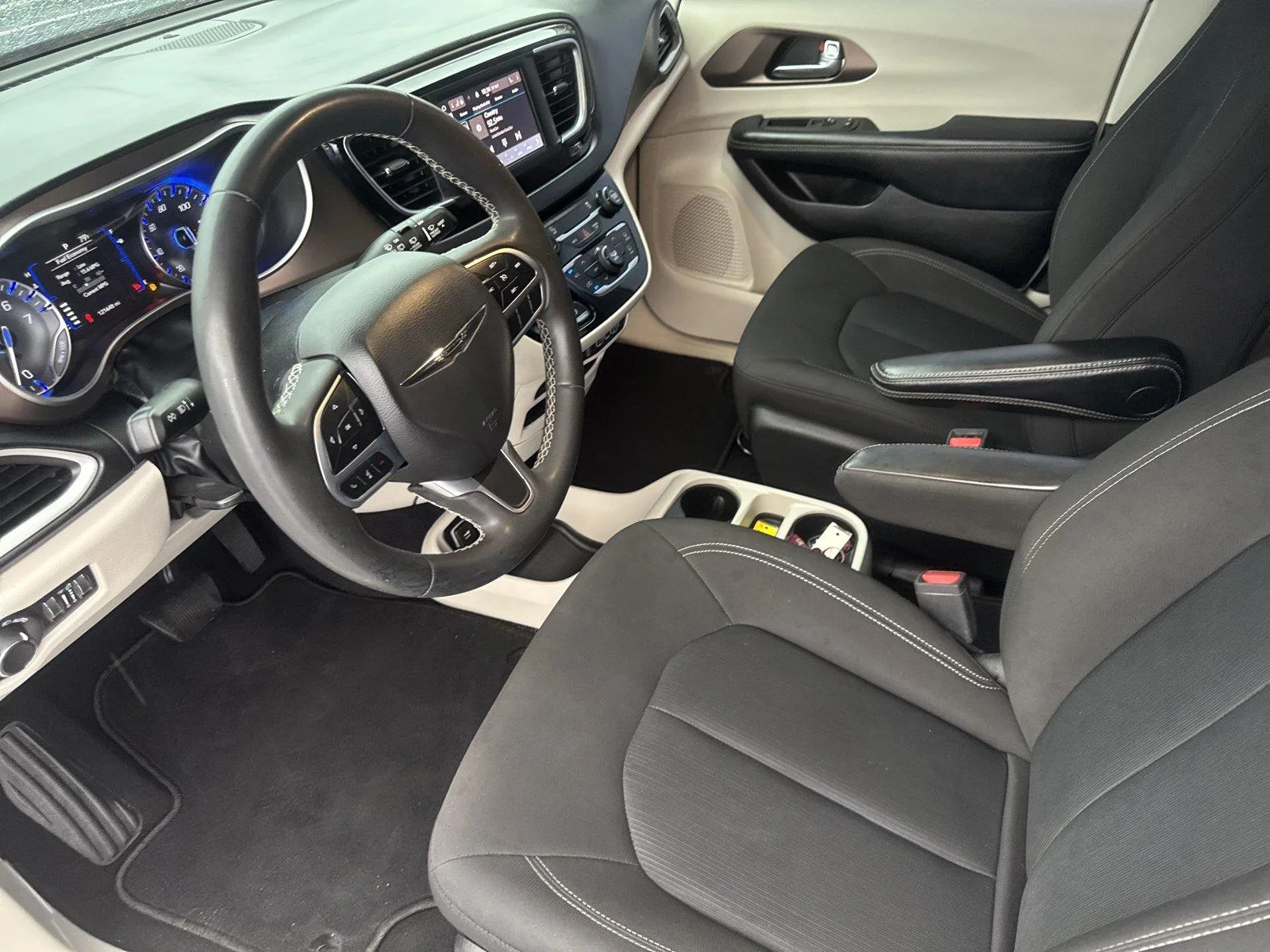 Used 2022 Bright White Clearcoat Chrysler LX image 10