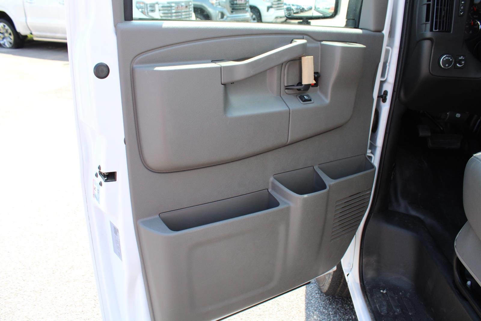 New 2025 Summit White GMC 1WT image 13