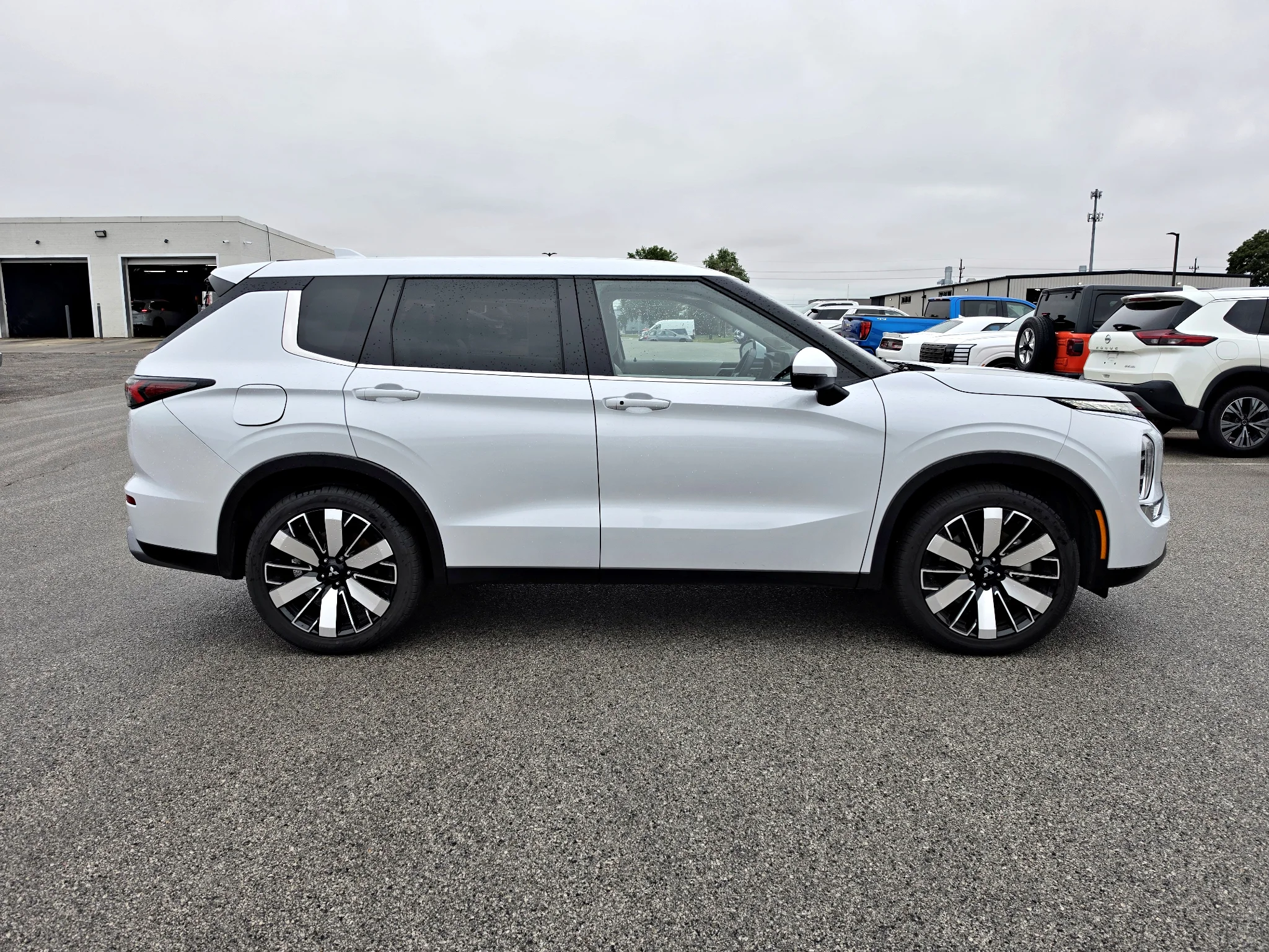 Used 2025 White Diamond Mitsubishi SE image 5