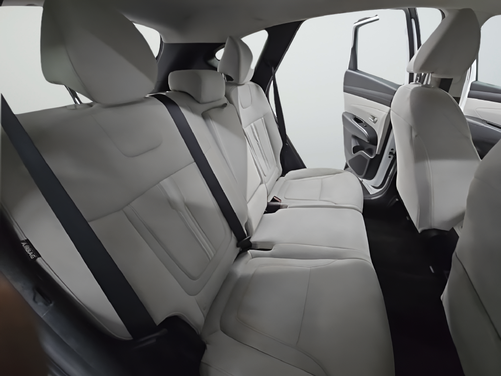 Used 2025 White Hyundai SEL image 23