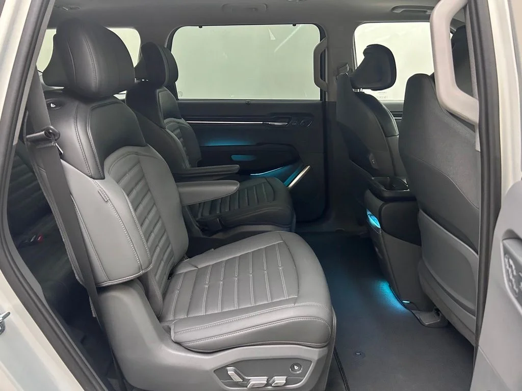 Used 2024 White Kia Land image 17