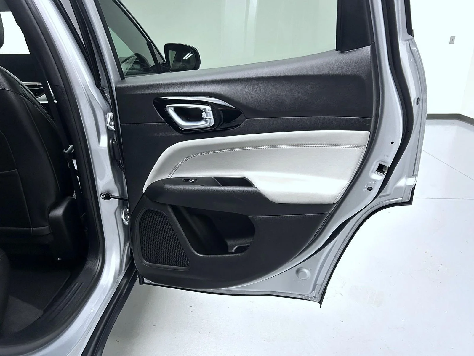 Used 2025 Silver Jeep Limited image 17