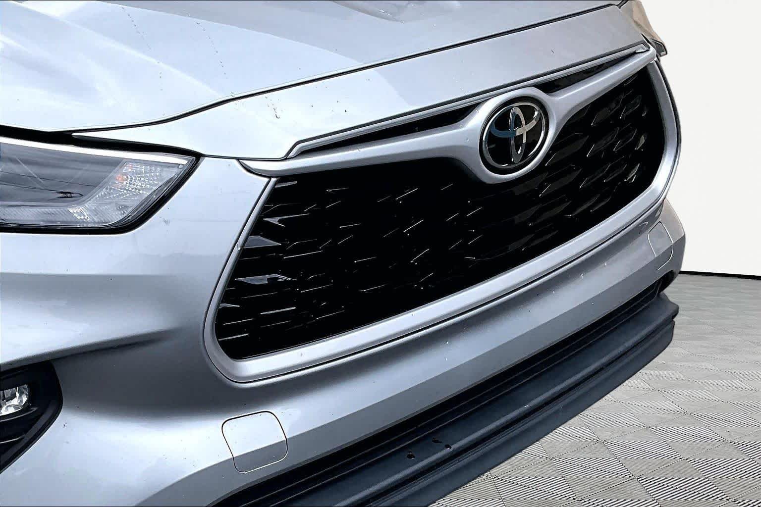 Used 2022 Celestial Silver Metallic Toyota XLE image 30
