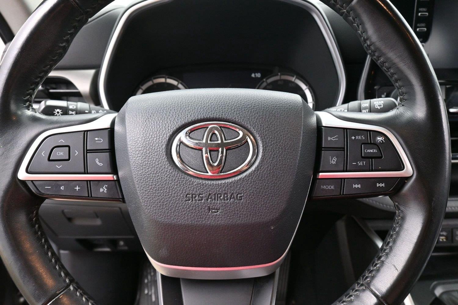 Used 2022 Magnetic Gray Metallic Toyota XLE image 17