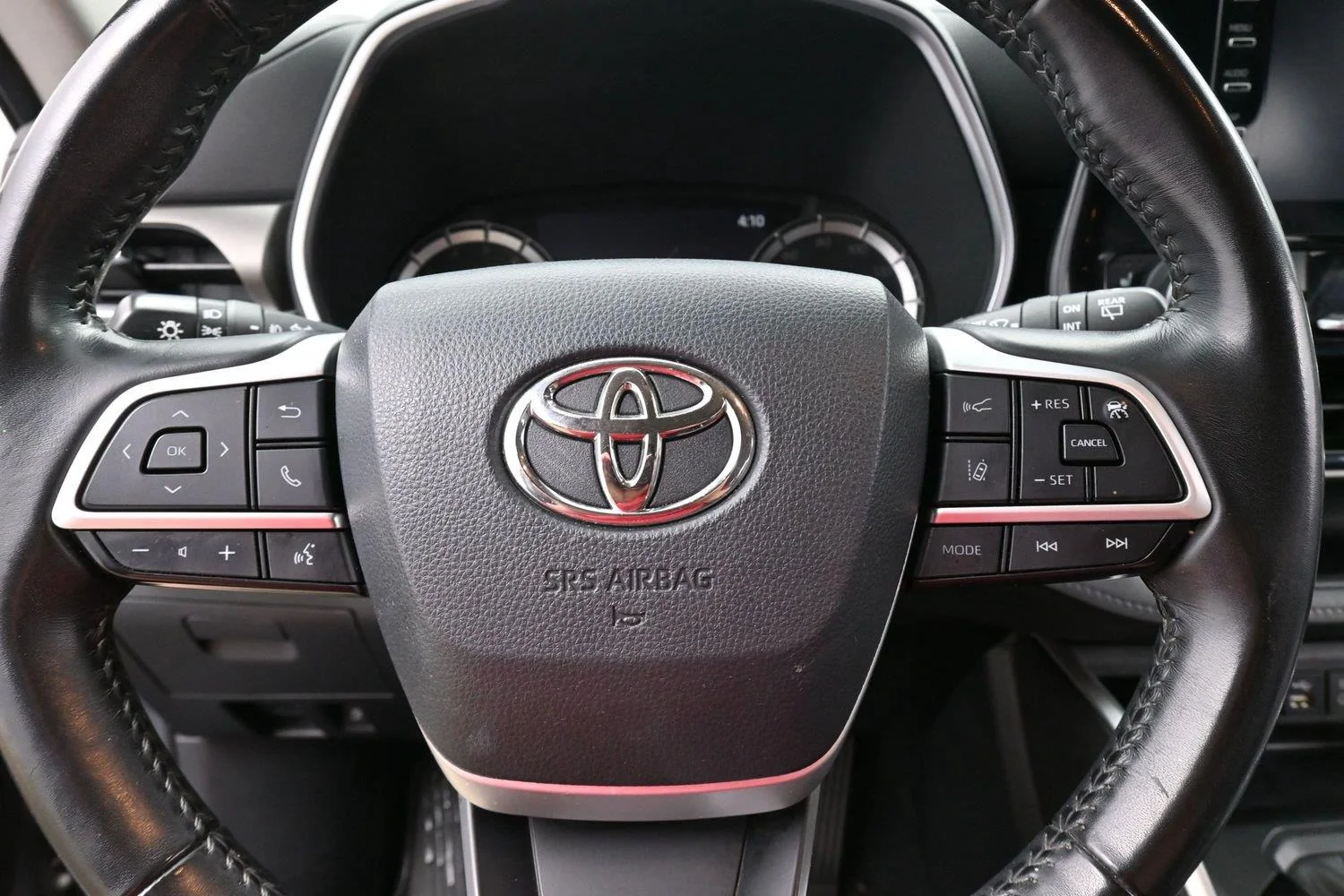 Used 2022 Magnetic Gray Metallic Toyota XLE image 17