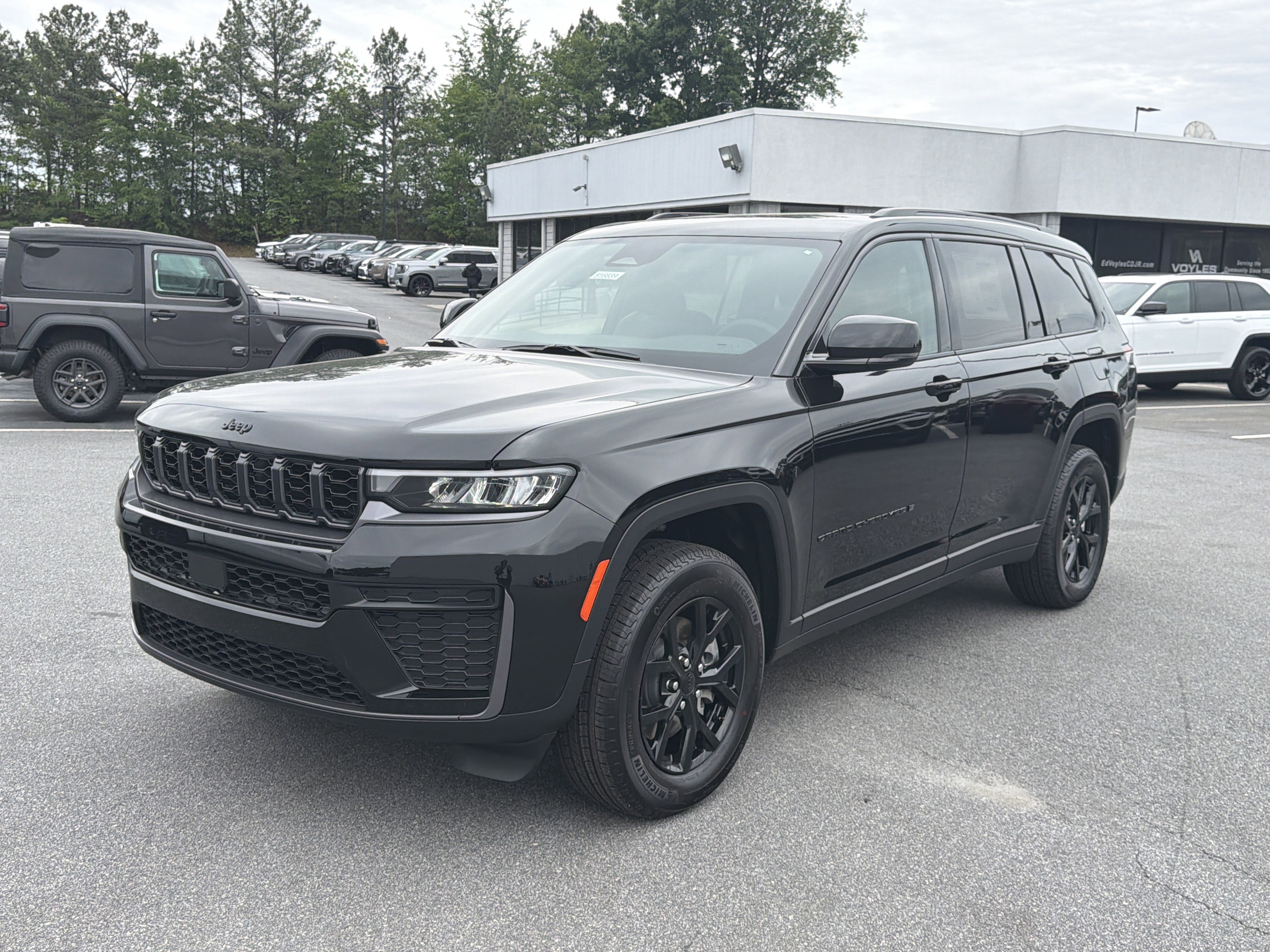 New 2026 Diamond Black Crystal Pearl-Coat Exterior Paint Jeep Altitude image 3