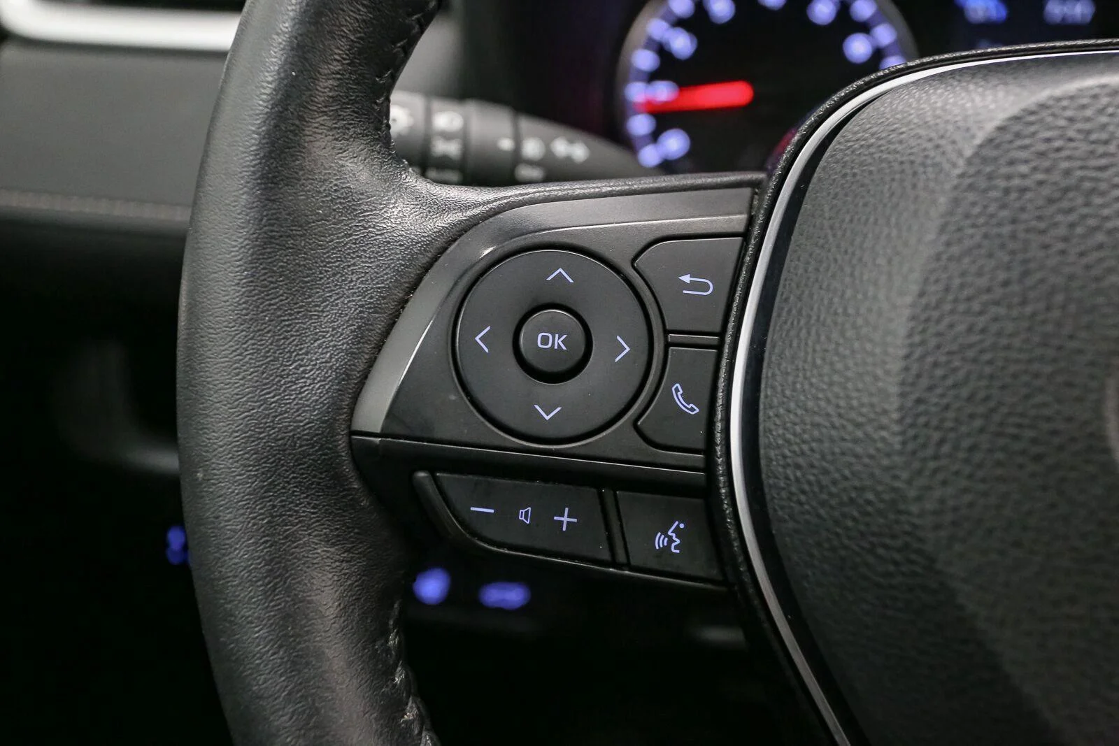 Used 2020 Magnetic Gray Metallic Toyota XLE Premium image 36