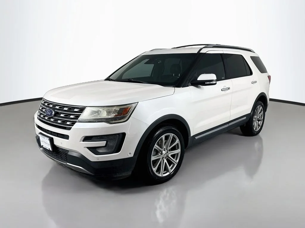 Used 2017 White Platinum Clearcoat Metallic Ford Limited image 1