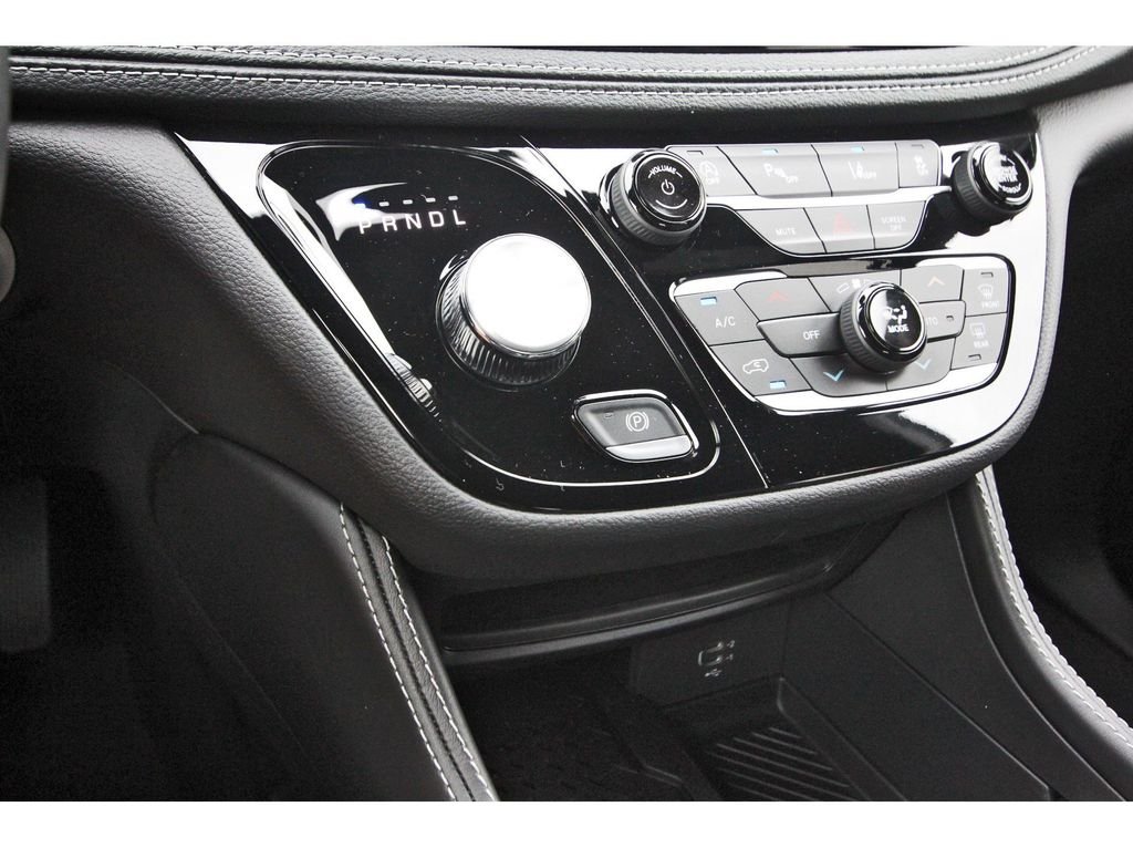 New 2027 Diamond Black Crystal Pearl-Coat Exterior Paint Chrysler Limited image 16