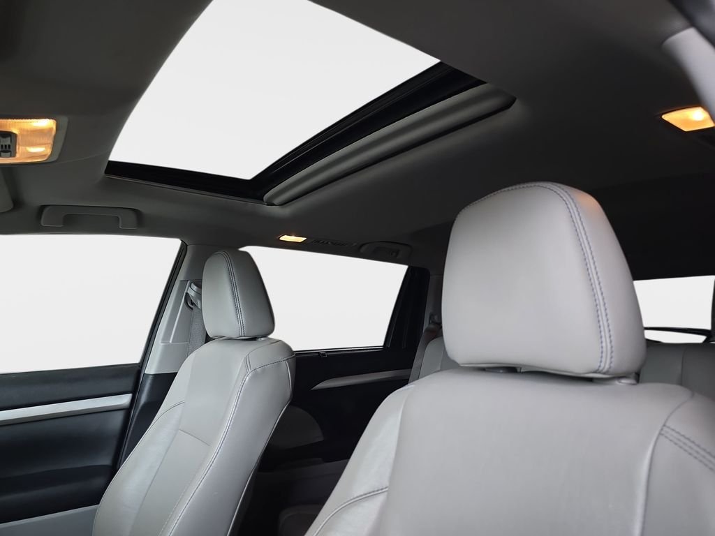 Used 2019 White Toyota XLE image 33