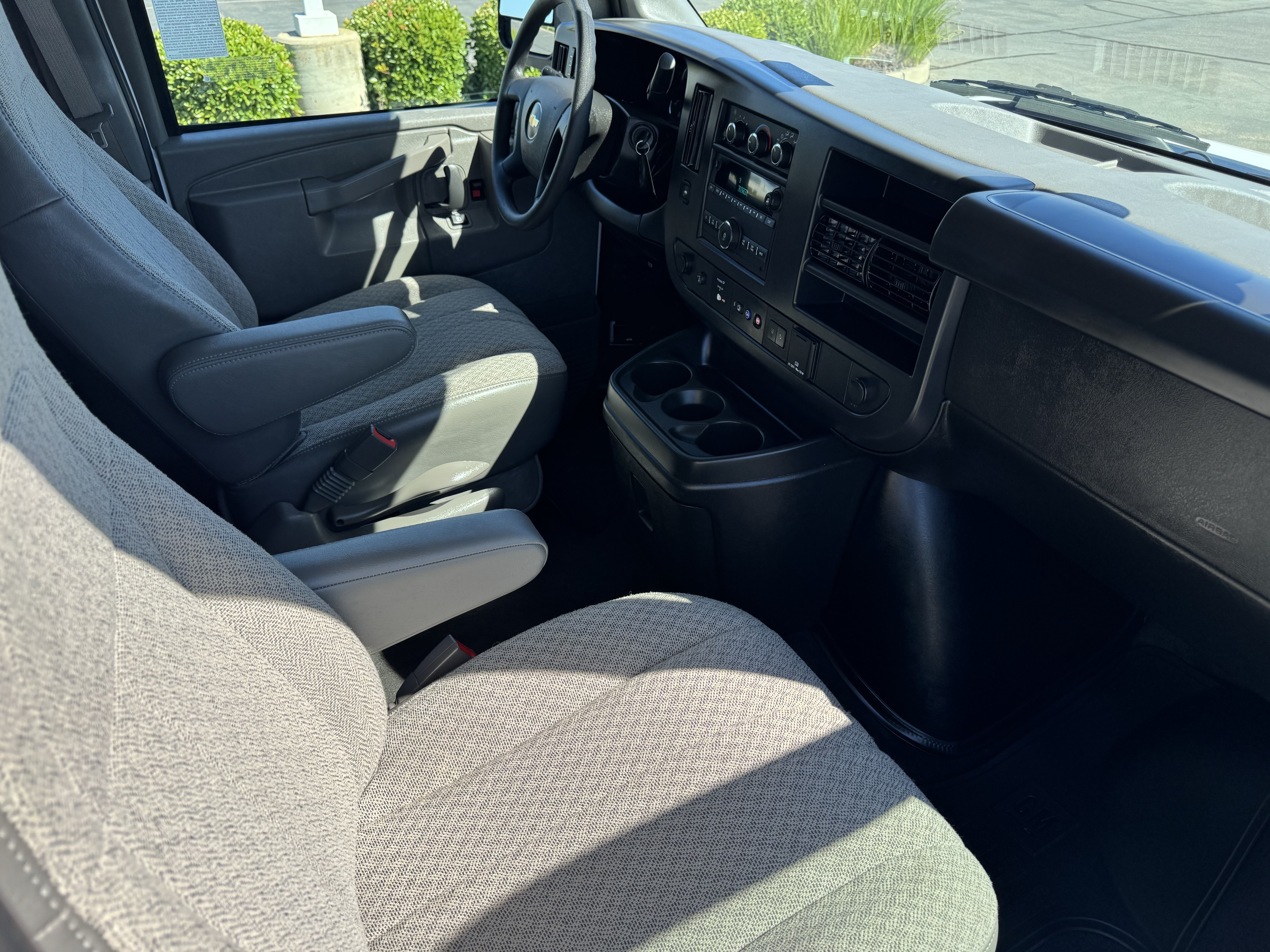2025 Chevrolet Express Passenger LT - Photo 19