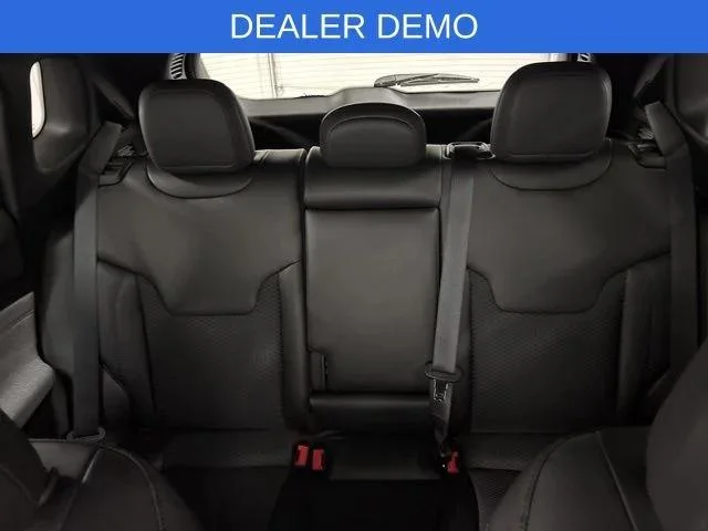 New 2026 Bright White Clear-Coat Exterior Paint Jeep Latitude image 23