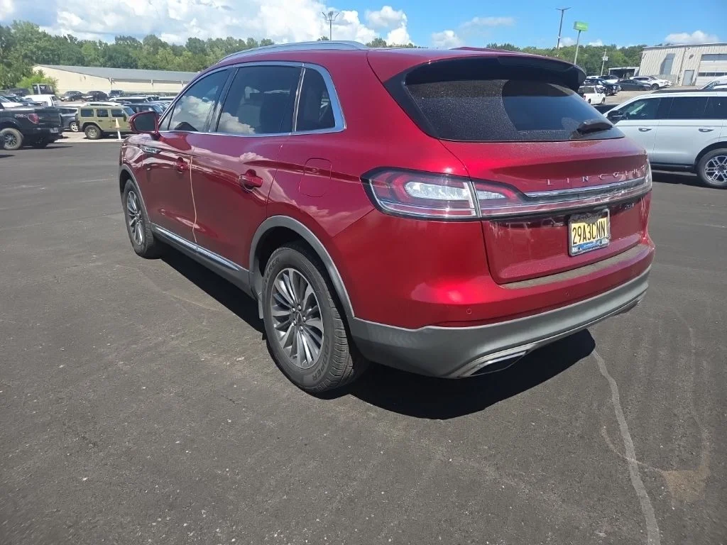 Used 2019 Red Lincoln Select image 11
