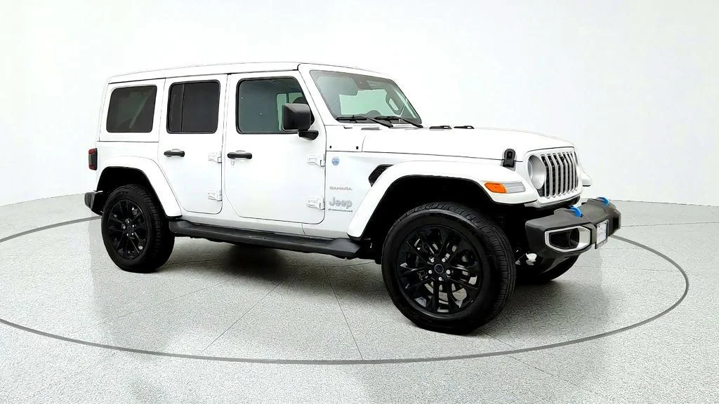 Used 2024 Bright White Clearcoat Jeep Sahara 4x4 w/ Sky One-Touch Top, Tech & Safety Pkgs image 3