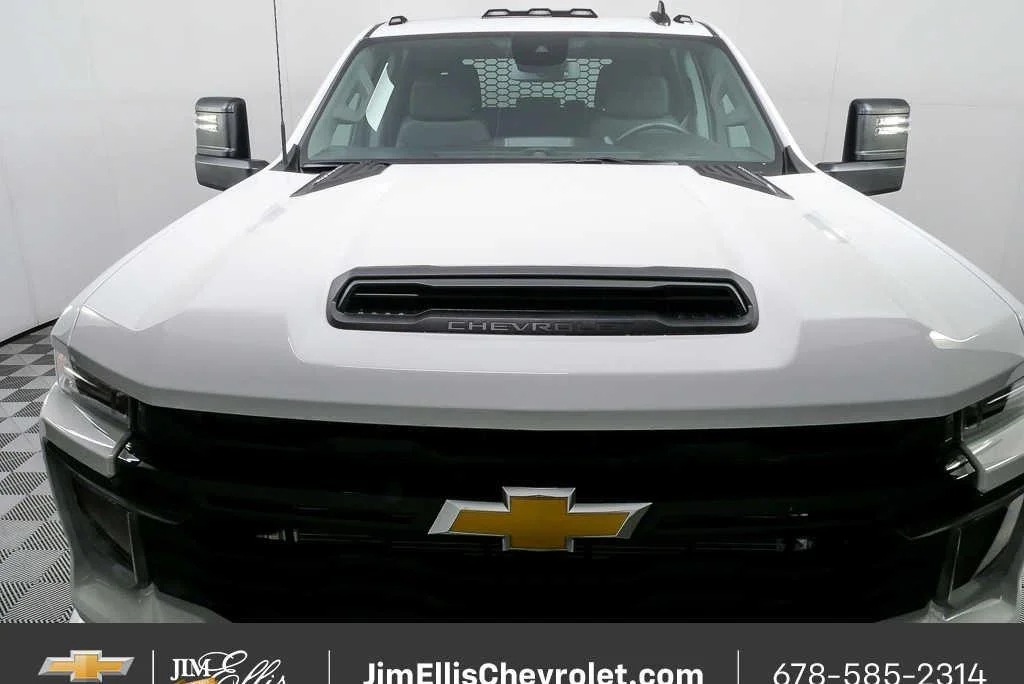 New 2026 Summit White Chevrolet Work Truck image 33