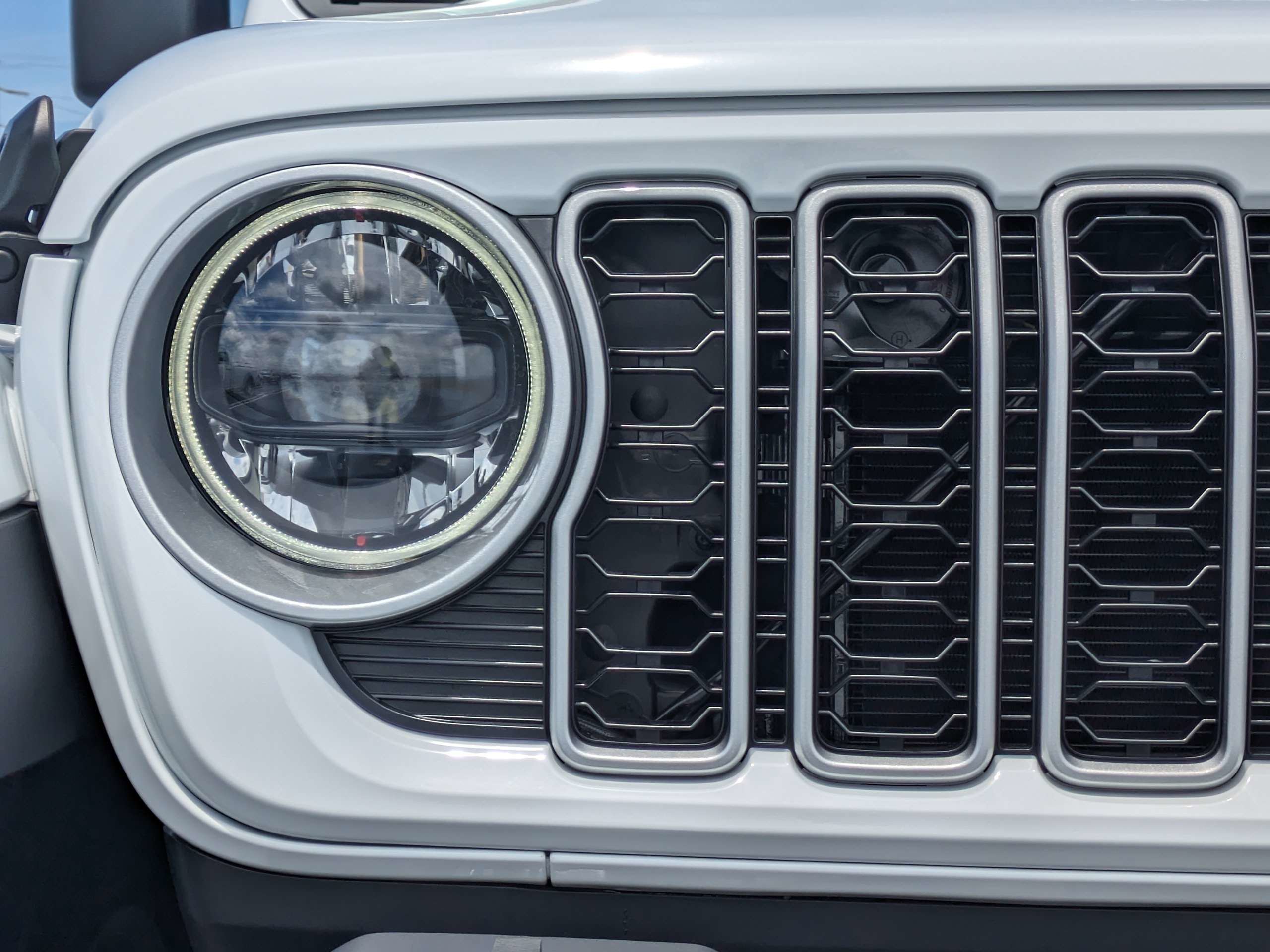 New 2026 Bright White Clear-Coat Exterior Paint Jeep Sahara image 9
