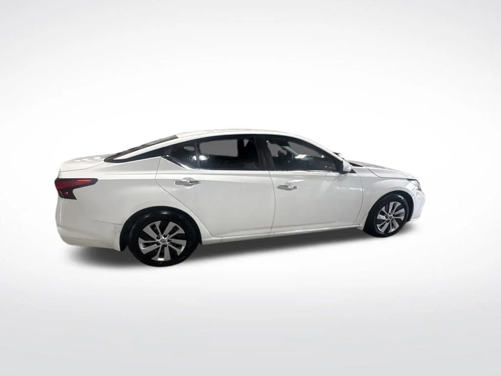 Used 2023 White Nissan 2.5 S image 13