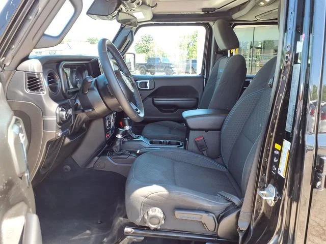 Used 2024  Jeep Rubicon image 18
