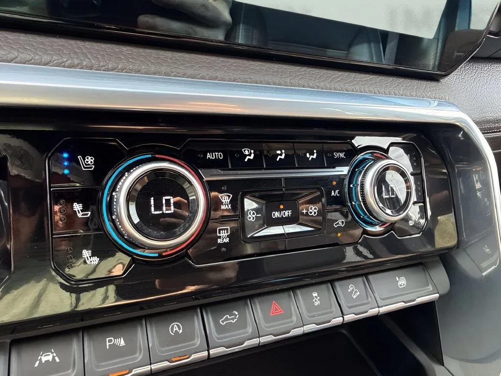 Used 2022 WHITE FROST TRICOAT GMC Denali image 22