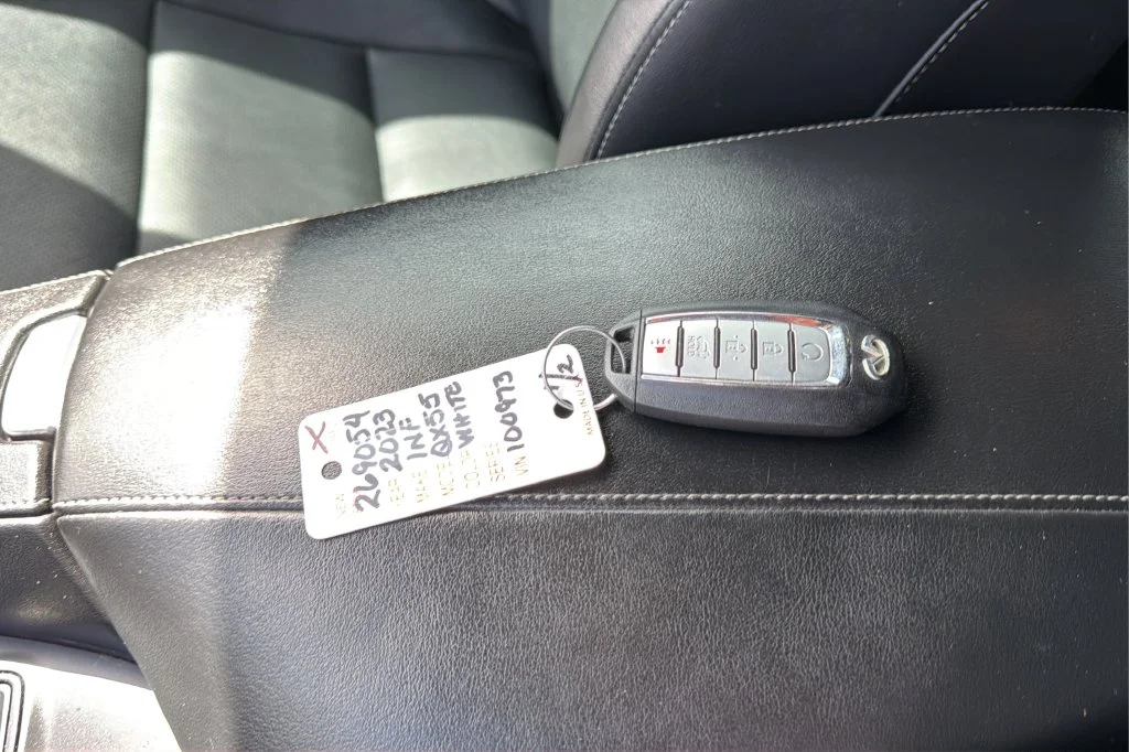 Used 2023 White INFINITI LUXE image 31
