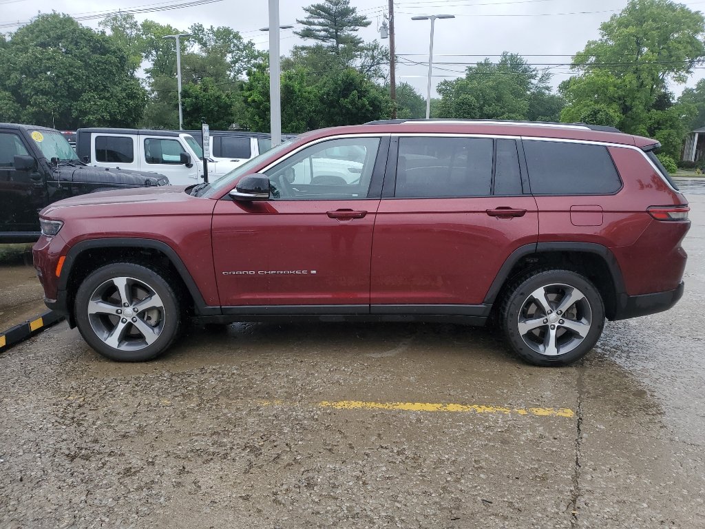 Used 2023 Velvet Red Pearlcoat Jeep Limited image 3