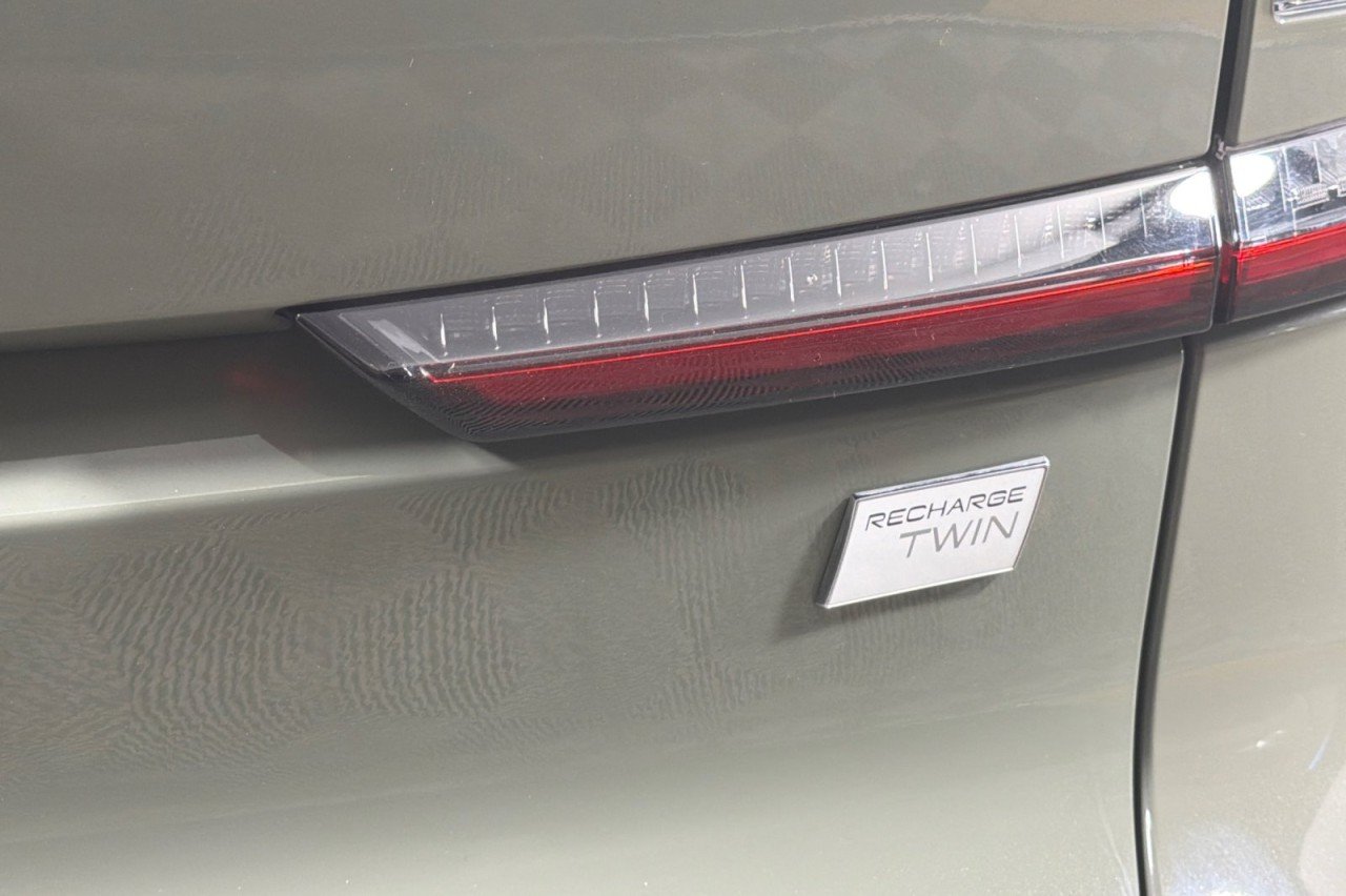 Used 2023 GREEN Volvo Plus image 24