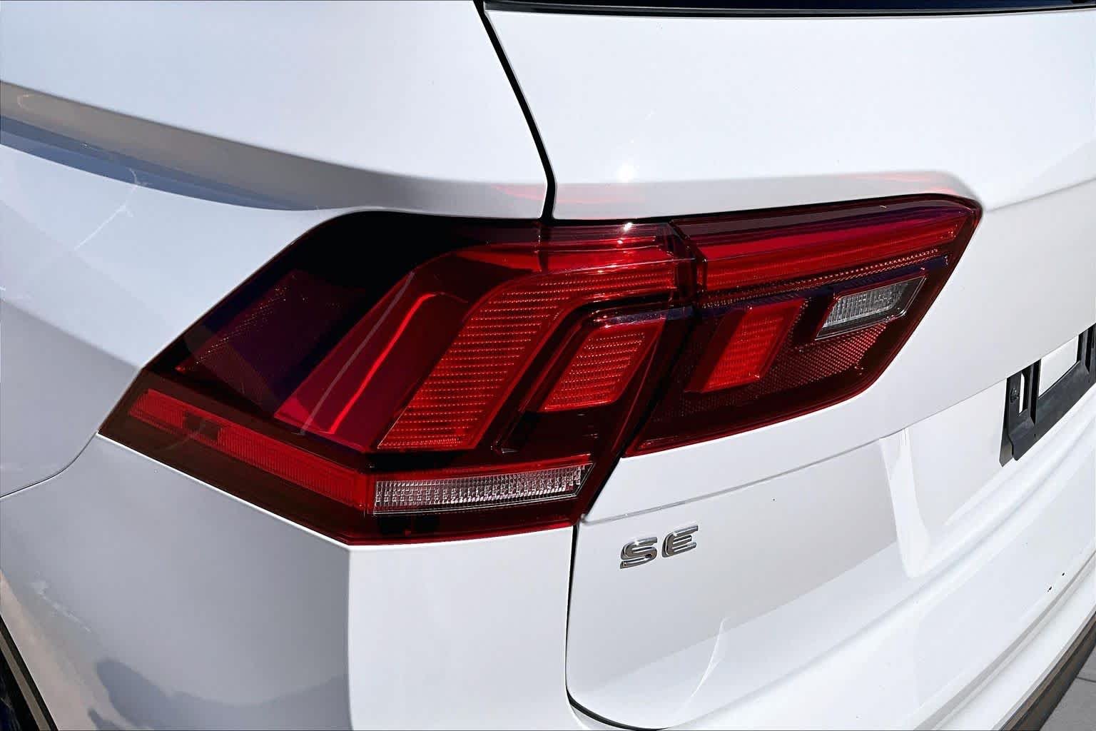 Used 2022 Pure White Volkswagen SE image 28
