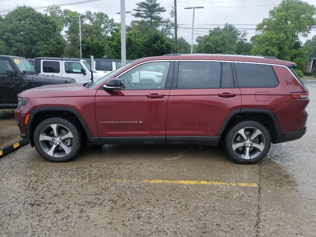 Used 2023 Velvet Red Pearlcoat Jeep Limited image 3