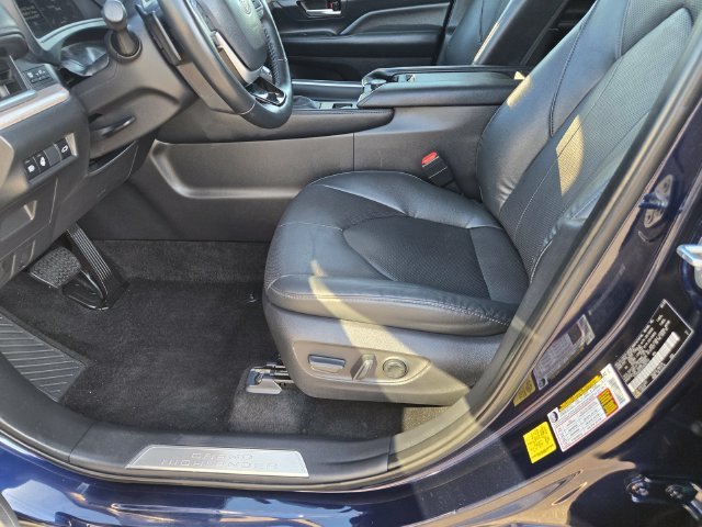 Used 2025  Toyota Platinum image 18