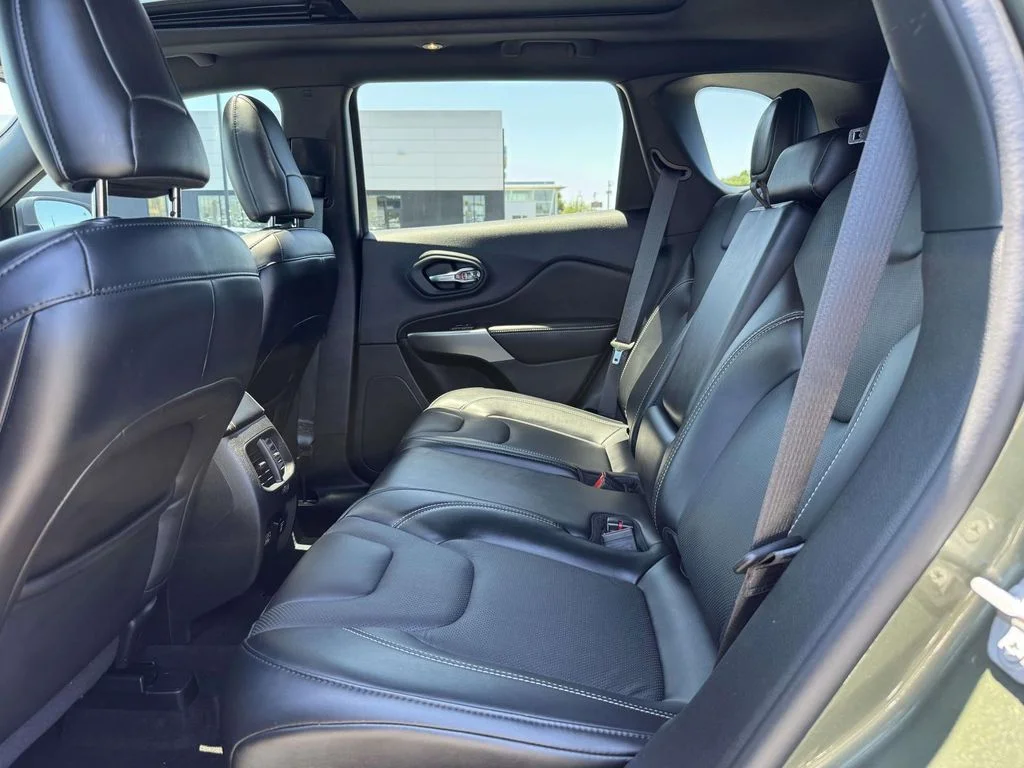 Used 2021 Green Jeep Latitude Lux image 16