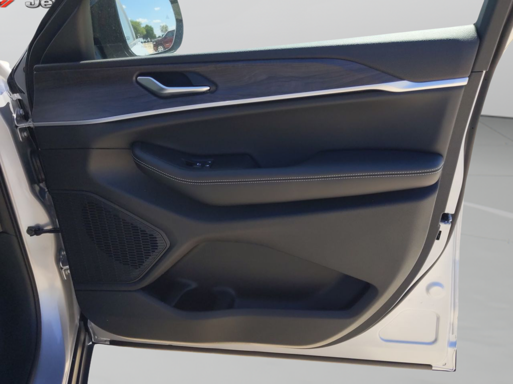 New 2025 Silver Zynith Exterior Paint Jeep Limited image 33