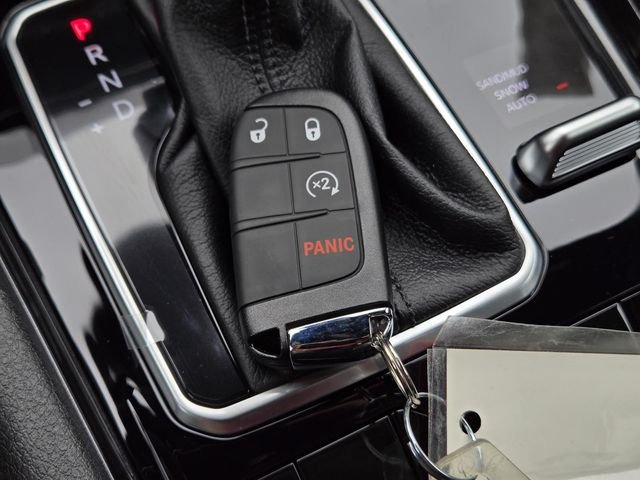 New 2026 Bright White Clearcoat Jeep Latitude image 21