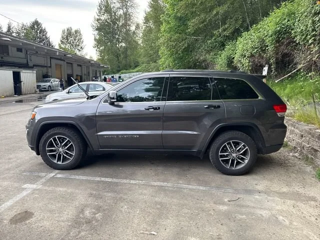 Used 2018 Crystal Metallic Jeep Limited image 4
