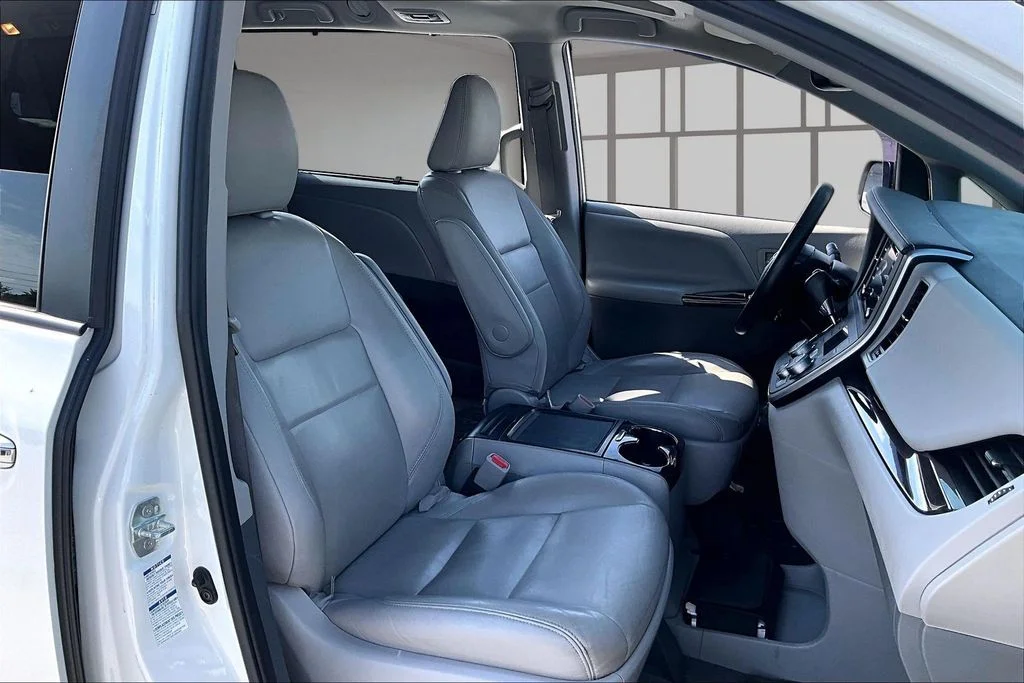 Used 2020 White Toyota XLE Premium image 29