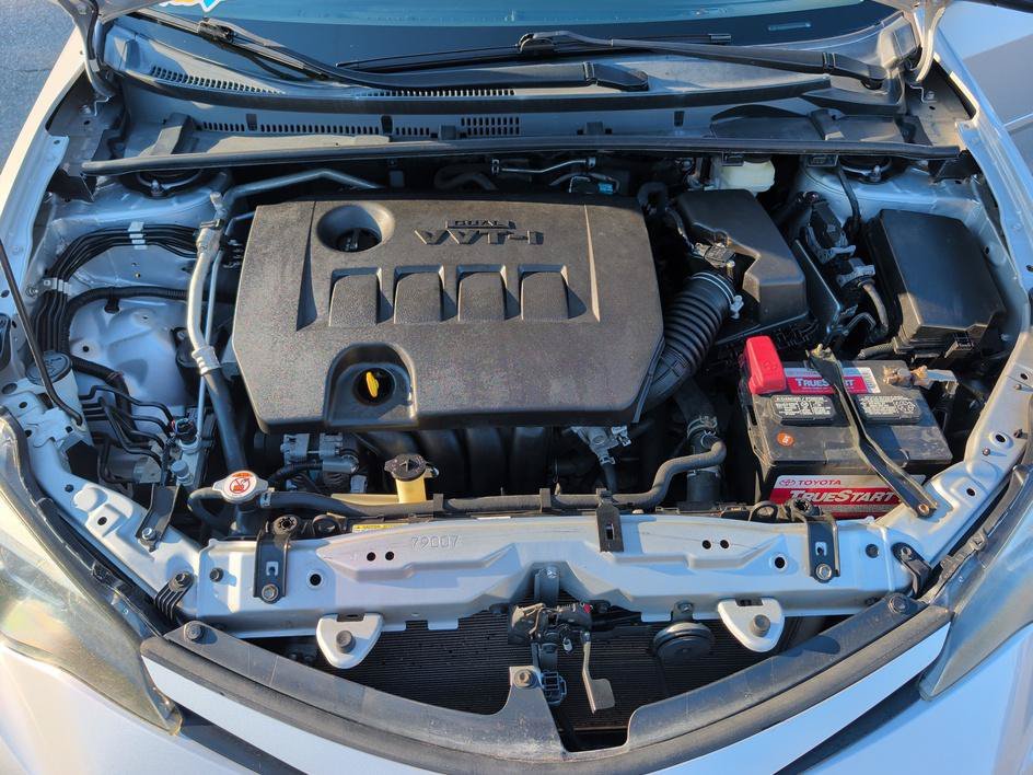 Used 2018 Classic Silver Metallic Toyota SE image 28