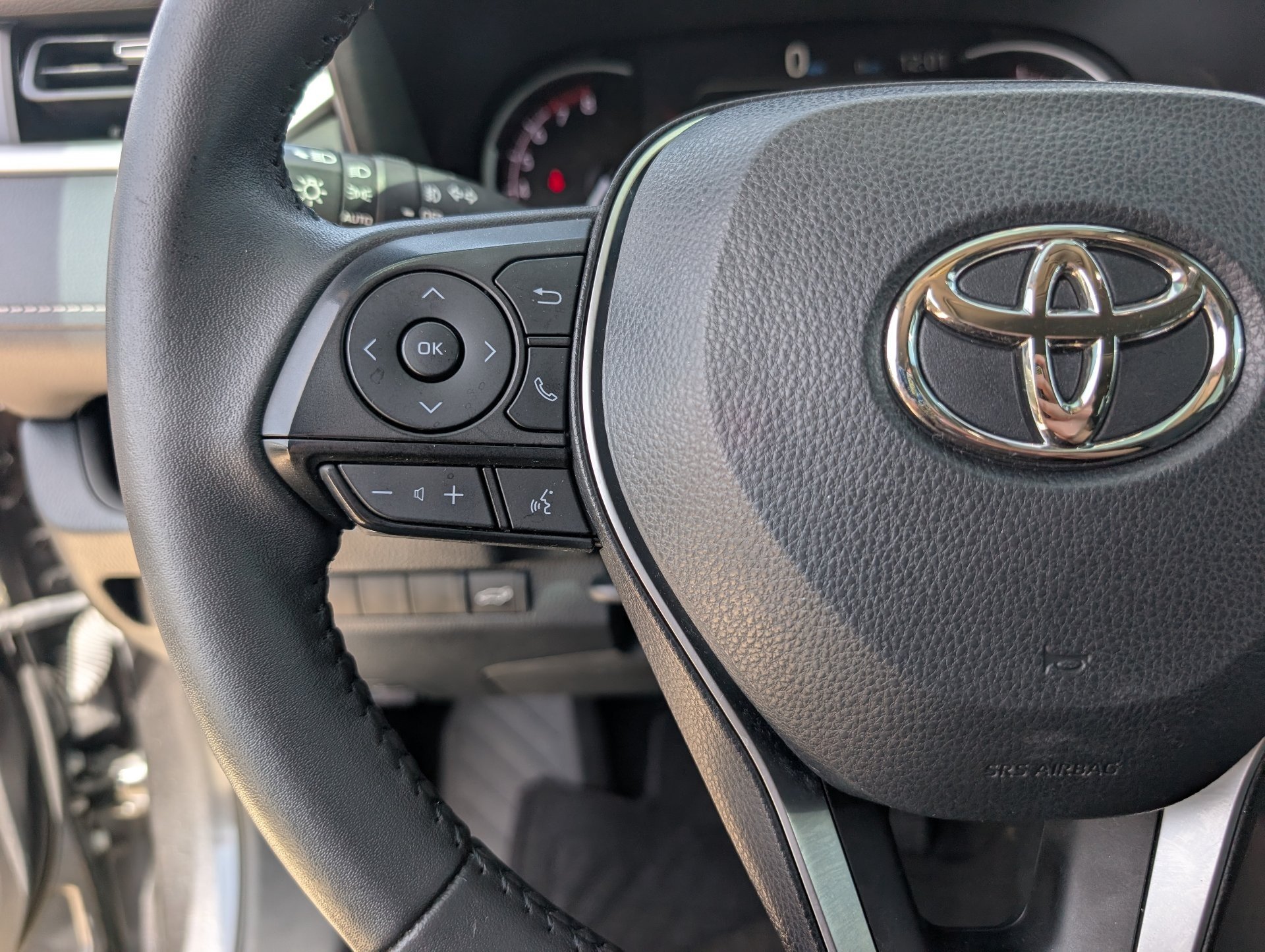 Used 2023 Gray Toyota XLE Premium image 13