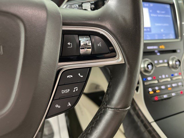 Used 2019 White Platinum Clearcoat Metallic Lincoln Select image 17