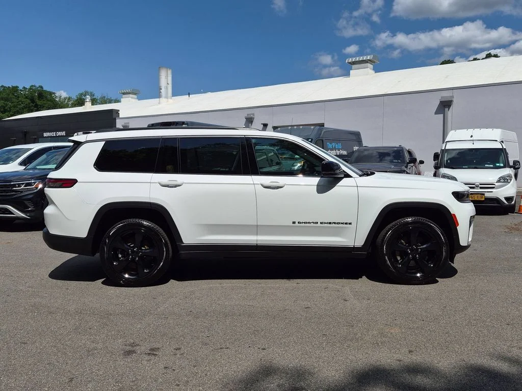 Used 2026 White Jeep Limited image 2