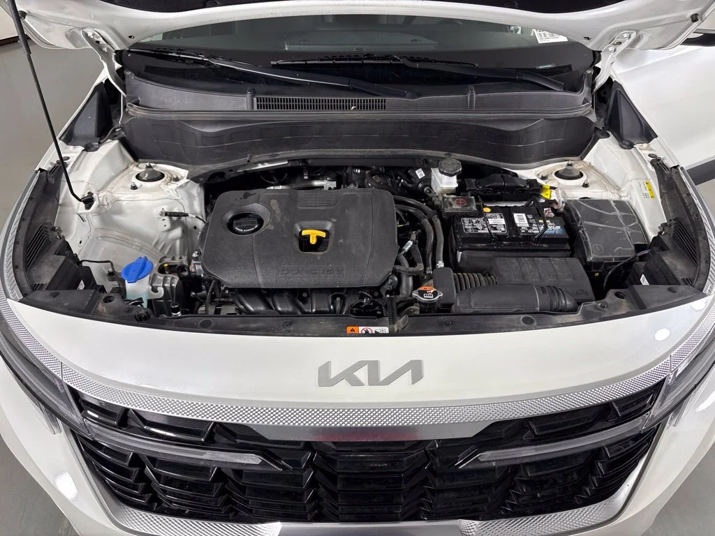 Used 2025 White Kia S image 43