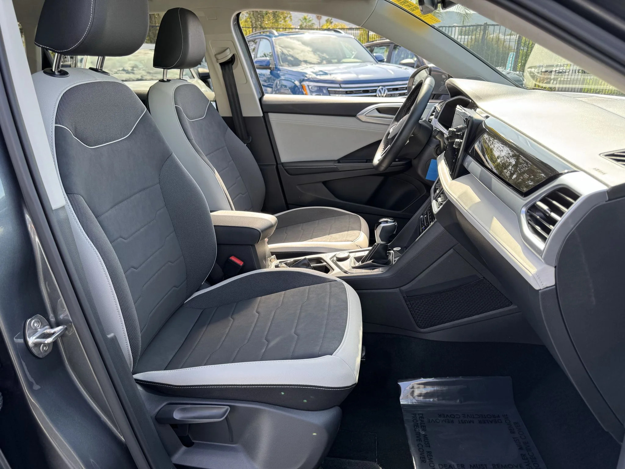 Used 2025 Platinum Gray Metallic Volkswagen SE image 33